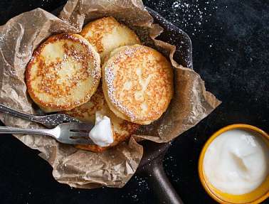 Сырники с изюмом и сметаной Сырники с изюмом и сметаной